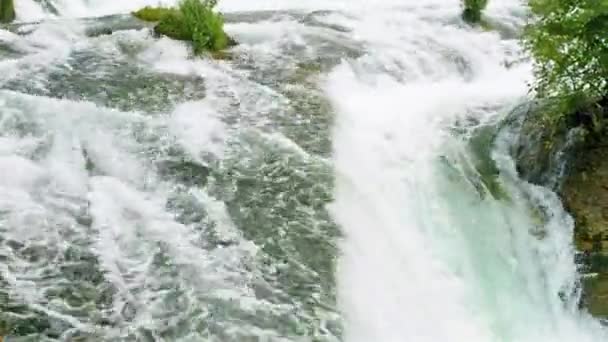 一个美丽的景色 一个流动的 强大的瀑布 在背景飘扬的瑞士国旗 瑞士内豪森莱茵河的瀑布 欧洲最大的瀑布 — 图库视频影像