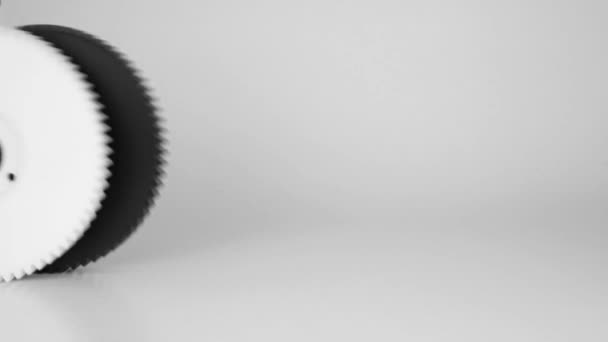 Engrenages Roulants Plastique Blanc Noir Isolés Sur Fond Blanc — Video