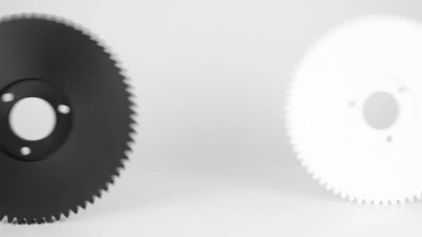 Kunststoffrollgetriebe Weiß Und Schwarz Isoliert Auf Weißem Hintergrund — Stockvideo