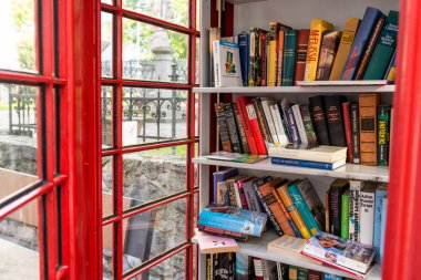 Konigswinter, Almanya-23 Mayıs 2019. Ücretsiz kitap alışverişi için kırmızı bir telefon kabini.