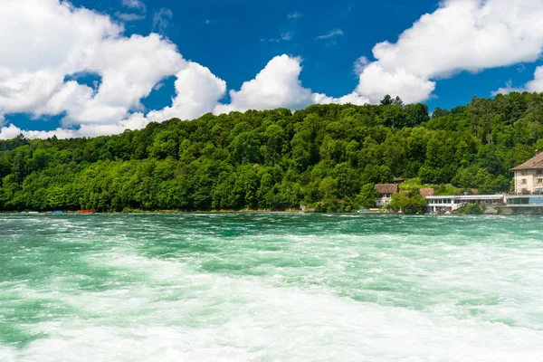 Piękny Widok Rzekę Ren Turkusu Źródła Szwajcarii Tuż Największym Wodospadem — Zdjęcie stockowe