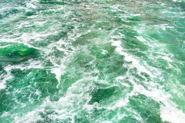 Güzel bir turkuaz ve yeşil renkte aceleyle, köpüklü bir nehirden yapılmış arka plan.