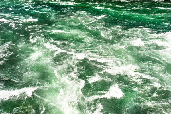 背景由湍急的 泡沫的河流在美丽的绿松石和绿色 — 图库照片