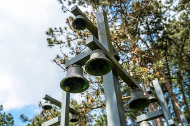 Ysselsteyn, Hollanda-Mayıs 23, 2019. Hollanda 'daki Alman savaş mezarlığı üzerinde, masts üzerinde düzenlenmiş kilise çanları.