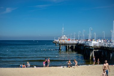 Sopot, Polonya 24 Ağustos 2016. Şehrin ana mesire üzerinde Sopot popüler iskelede insanların bir kalabalık.