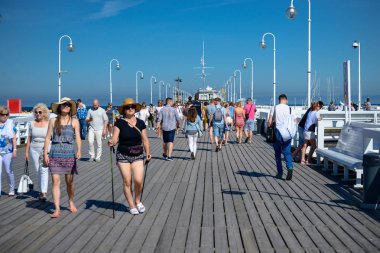 Sopot, Polonya 24 Ağustos 2016. Şehrin ana mesire üzerinde Sopot popüler iskelede insanların bir kalabalık.