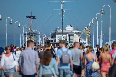 Sopot, Polonya 24 Ağustos 2016. Şehrin ana mesire üzerinde Sopot popüler iskelede insanların bir kalabalık.