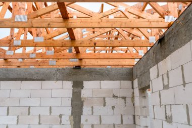 İnşaat aşamasındaki müstakil bir evde seramik karo ile kapsanmayan çatı kafesleri, görünür çatı elemanları, battens, sayaç battens, kiriş.