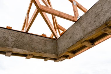 İnşaat aşamasındaki müstakil bir evde seramik karo ile kapsanmayan çatı kafesleri, görünür çatı elemanları, battens, sayaç battens, kiriş.