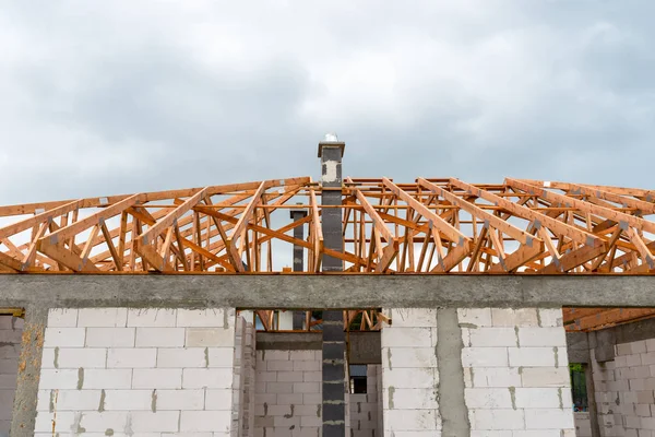 Nşaat Aşamasındaki Müstakil Bir Evde Seramik Karo Ile Kapsanmayan Çatı — Stok fotoğraf
