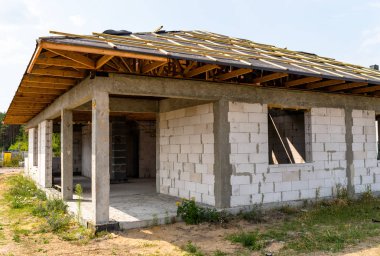 İnşaat aşamasında müstakil bir evde membran la kaplı çatı kirişleri, görünür çatı elemanları, battens, sayaç battens, kiriş.