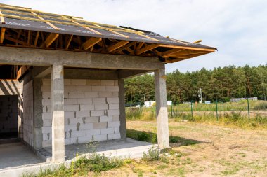 İnşaat aşamasında müstakil bir evde membran la kaplı çatı kirişleri, görünür çatı elemanları, battens, sayaç battens, kiriş.