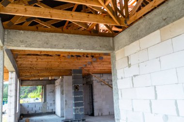 İnşaat aşamasında müstakil bir evde membran la kaplı çatı kirişleri, görünür çatı elemanları, battens, sayaç battens, kiriş.