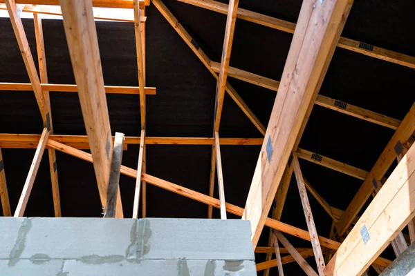 Nşaat Aşamasında Müstakil Bir Evde Membran Kaplı Çatı Kirişleri Görünür — Stok fotoğraf