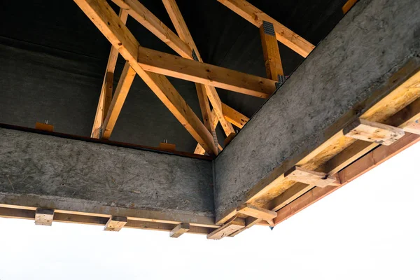 Nşaat Aşamasında Müstakil Bir Evde Membran Kaplı Çatı Kirişleri Görünür — Stok fotoğraf