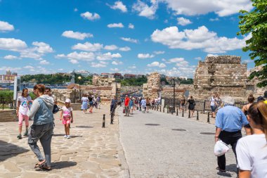 Nessebar, Bulgaristan 15 Temmuz 2019. Bulgaristan'ın antik ve tarihi Nessebar kenti etrafında yürüyen bir kalabalık. Nessebar, Bulgaristan'ın Karadeniz Kıyısında üç bin yıldan fazla bir süredir antik bir kent-müzedir.Şehrin ana girişi