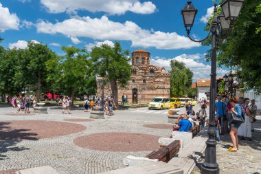 Nessebar, Bulgaristan 15 Temmuz 2019. Bulgaristan'ın antik ve tarihi Nessebar kenti etrafında yürüyen bir kalabalık. Nessebar, Bulgar lar üzerinde üç bin yıldan fazla bir süredir antik bir kent-müzesidir. Mesih Pantokrator Ortodoks Kilisesi