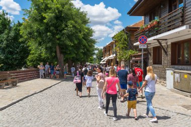 Nessebar, Bulgaristan 15 Temmuz 2019. Bulgaristan'ın antik ve tarihi Nessebar kenti etrafında yürüyen bir kalabalık. Nessebar, Burgaz eyaletinde, Bulgaristan'ın Karadeniz Kıyısında yer alan üç bin yıldan fazla antik bir kent müzesidir..
