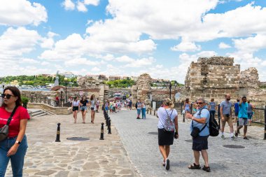 Nessebar, Bulgaristan 15 Temmuz 2019. Bulgaristan'ın antik ve tarihi Nessebar kenti etrafında yürüyen bir kalabalık. Nessebar, Bulgaristan'ın Karadeniz Kıyısında üç bin yıldan fazla bir süredir antik bir kent-müzedir.Şehrin ana girişi