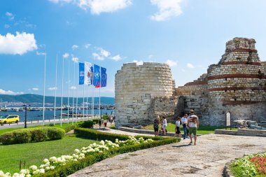 Nessebar, Bulgaristan 15 Temmuz 2019. Bulgaristan'ın antik ve tarihi Nessebar kenti etrafında yürüyen bir kalabalık. Nessebar, Bulgaristan Sahili'nde üç bin yıldan fazla bir süredir, Nesebar'ın girişinde yer alan bir antik kent-müzedir.