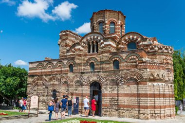Nessebar, Bulgaristan 15 Temmuz 2019. Bulgaristan'ın antik ve tarihi Nessebar kenti etrafında yürüyen bir kalabalık. Nessebar, Bulgar lar üzerinde üç bin yıldan fazla bir süredir antik bir kent-müzesidir. Mesih Pantokrator Ortodoks Kilisesi