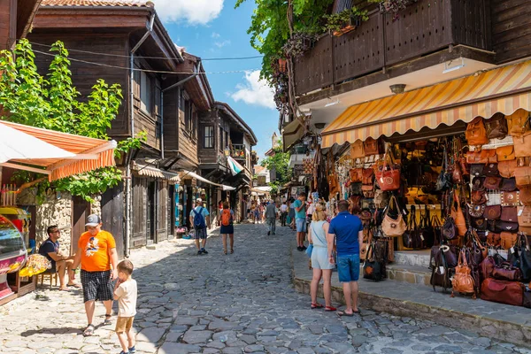 Nessebar, Bulgaristan 15 Temmuz 2019. Bulgaristan'ın antik ve tarihi Nessebar kenti etrafında yürüyen bir kalabalık. Nessebar, Burgaz eyaletinde, Bulgaristan'ın Karadeniz Kıyısında yer alan üç bin yıldan fazla antik bir kent müzesidir..