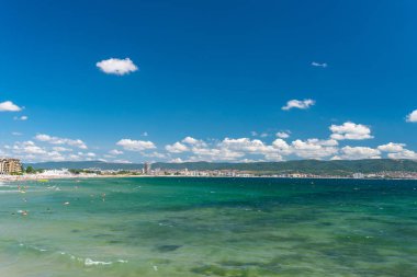 Nessebar, Bulgaristan'da, güzel Karadeniz üzerinde Kayalık kıyı. Arka planda turistlerile bir plaj.
