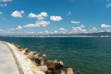 Nessebar, Bulgaristan'da, güzel Karadeniz üzerinde Kayalık kıyı. Arka planda Sunny Beach otelleri.