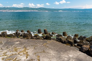 Nessebar, Bulgaristan'da, güzel Karadeniz üzerinde Kayalık kıyı. Arka planda Sunny Beach otelleri.