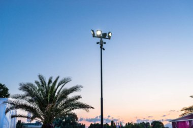 Dört spot ışığı ve dört kamera takılı plajda Mast.