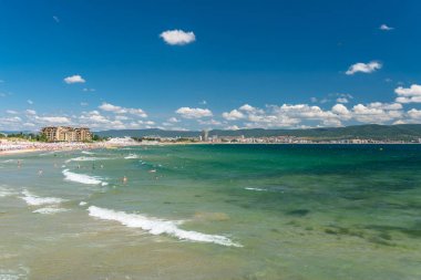 Sunny Beach, Bulgaristan 15 Temmuz 2019. Güneşli bir yaz gününde Sunny Beach'te turist kalabalığının olduğu bir plaja sahip Karadeniz'in güzel manzarası.
