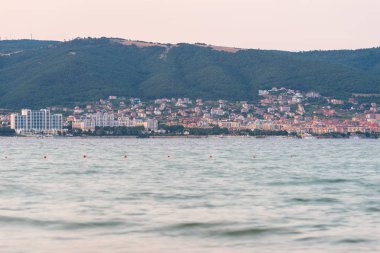 Sunny Beach, Bulgaristan 15 Temmuz 2019. Karadeniz kıyılarındaki otel ve evler Sunny Beach'te uzaktan görülüyor.