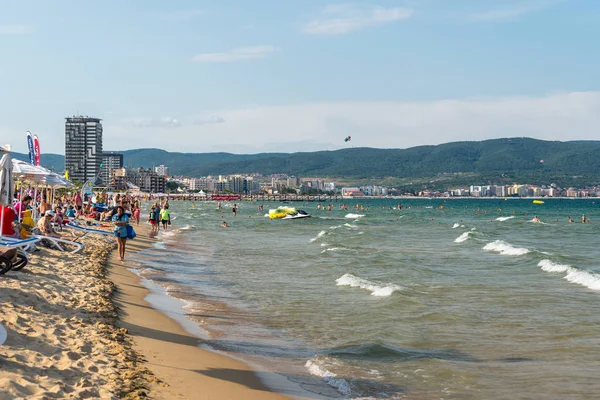 Sunny Beach, Bulgaristan 15 Temmuz 2019. Güneşli bir yaz gününde Sunny Beach'te turist kalabalığının olduğu bir plaja sahip Karadeniz'in güzel manzarası.