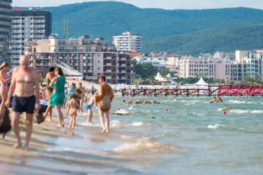 Sunny Beach, Bulgaristan 15 Temmuz 2019. Güzel bir sıcak yaz gününde, Sunny Beach, Bulgaristan' da Karadeniz sahilinde turist kalabalığı.