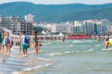 Sunny Beach, Bulgaristan 15 Temmuz 2019. Güzel bir sıcak yaz gününde, Sunny Beach, Bulgaristan' da Karadeniz sahilinde turist kalabalığı.