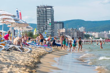 Sunny Beach, Bulgaristan 15 Temmuz 2019. Güzel bir sıcak yaz gününde, Sunny Beach, Bulgaristan' da Karadeniz sahilinde turist kalabalığı.