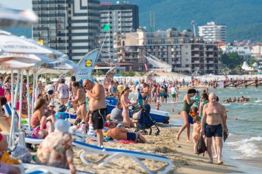 Sunny Beach, Bulgaristan 15 Temmuz 2019. Güzel bir sıcak yaz gününde, Sunny Beach, Bulgaristan' da Karadeniz sahilinde turist kalabalığı.