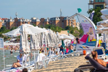 Sunny Beach, Bulgaristan 15 Temmuz 2019. Güzel bir sıcak yaz gününde, Sunny Beach, Bulgaristan' da Karadeniz sahilinde turist kalabalığı.
