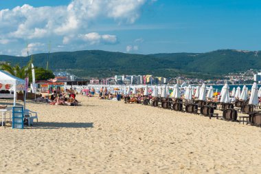 Sunny Beach, Bulgaristan 15 Temmuz 2019. Güzel bir sıcak yaz gününde, Sunny Beach, Bulgaristan' da Karadeniz sahilinde turist kalabalığı.
