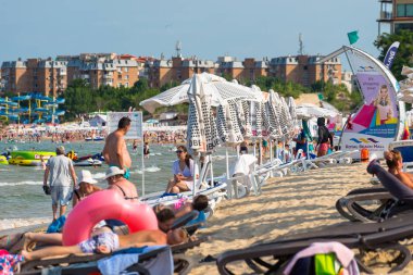 Sunny Beach, Bulgaristan 15 Temmuz 2019. Güzel bir sıcak yaz gününde, Sunny Beach, Bulgaristan' da Karadeniz sahilinde turist kalabalığı.
