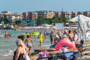Sunny Beach, Bulgaristan 15 Temmuz 2019. Güzel bir sıcak yaz gününde, Sunny Beach, Bulgaristan' da Karadeniz sahilinde turist kalabalığı.