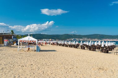 Sunny Beach, Bulgaristan 15 Temmuz 2019. Güzel bir sıcak yaz gününde, Sunny Beach, Bulgaristan' da Karadeniz sahilinde turist kalabalığı.