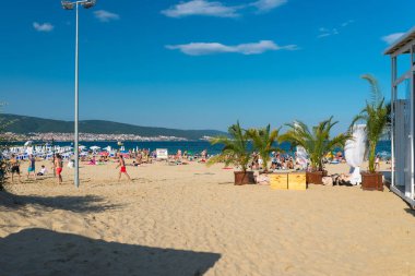 Sunny Beach, Bulgaristan 15 Temmuz 2019. Güzel bir sıcak yaz gününde, Sunny Beach, Bulgaristan' da Karadeniz sahilinde turist kalabalığı.
