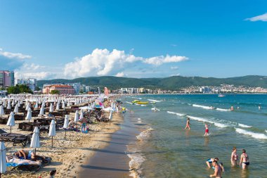 Sunny Beach, Bulgaristan 15 Temmuz 2019. Güzel bir sıcak yaz gününde, Sunny Beach, Bulgaristan' da Karadeniz sahilinde turist kalabalığı.
