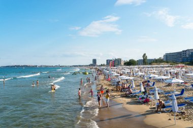 Sunny Beach, Bulgaristan 15 Temmuz 2019. Güzel bir sıcak yaz gününde, Sunny Beach, Bulgaristan' da Karadeniz sahilinde turist kalabalığı.