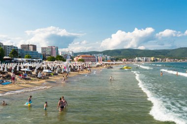 Sunny Beach, Bulgaristan 15 Temmuz 2019. Güzel bir sıcak yaz gününde, Sunny Beach, Bulgaristan' da Karadeniz sahilinde turist kalabalığı.