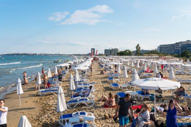 Sunny Beach, Bulgaristan 15 Temmuz 2019. Güzel bir sıcak yaz gününde, Sunny Beach, Bulgaristan' da Karadeniz sahilinde turist kalabalığı.