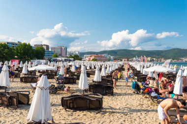 Sunny Beach, Bulgaristan 15 Temmuz 2019. Güzel bir sıcak yaz gününde, Sunny Beach, Bulgaristan' da Karadeniz sahilinde turist kalabalığı.