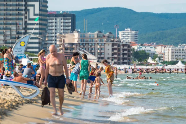 Sunny Beach, Bulgaristan 15 Temmuz 2019. Güzel bir sıcak yaz gününde, Sunny Beach, Bulgaristan' da Karadeniz sahilinde turist kalabalığı.