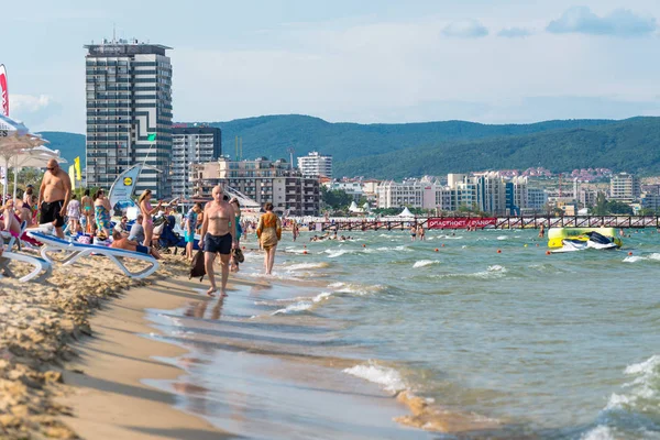 Sunny Beach, Bulgaristan 15 Temmuz 2019. Güzel bir sıcak yaz gününde, Sunny Beach, Bulgaristan' da Karadeniz sahilinde turist kalabalığı.